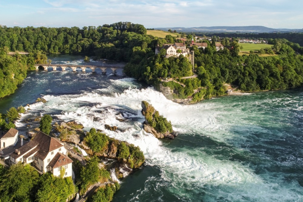 Rheinfall_Mittelfelsen_Mühleradhaus_SchlossLaufen_cSchaffhauserland-Tourismus_Bruno-Sternegg-scaled